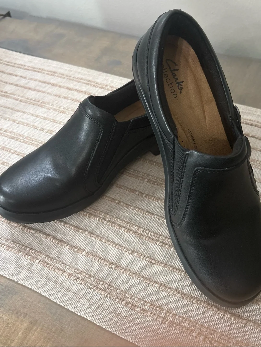 Clarks Collection Women's Angie Holly Black preowned Sz. 8 1/2